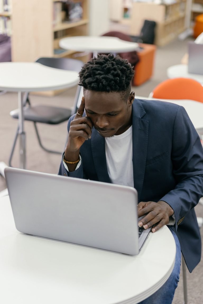 Étudiant concentré sur son ordinateur